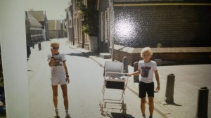 Broers Erik en Ronald rijden met zusje Maaike door de Molenstraat. Rechts op de foto de RK kerk.